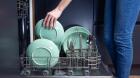 Cómo limpiar el lavavajillas por dentro si quieres comer en platos y vasos limpios de verdad