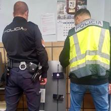 Dos policías de la UDEV