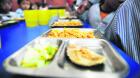 Los niños no comen bien en el colegio: faltan frutas, huevos y legumbres en los menús escolares