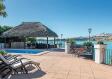 Se encuentra sobre un lago y tiene una terraza increíble: así es impresionante chalet que acaba de salir a la venta en Cádiz