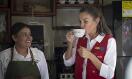 La Reina bebe una taza de café de La Esperanza con excombatientes de las Farc