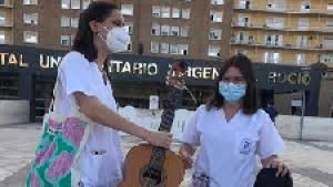 La estudiante de Enfermer&iacute;a sevillana que 'cura' con su canto a los pacientes