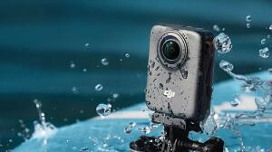 Para grabar en bici, esquí o buceo sin decidir a dónde apuntas: la 360 de DJI graba a 8K nativo